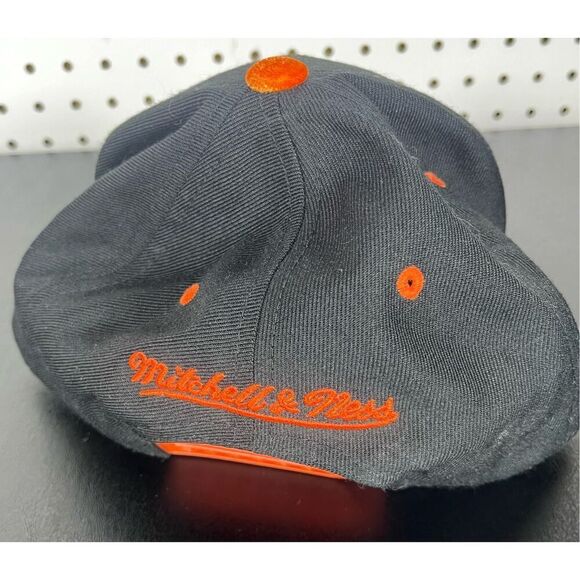 Mitchell & Ness NY Knicks fuzzy underside brim adjustable hat - Picture 4 of 12